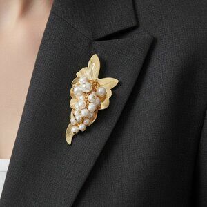 Vintage Avon Frosted Grapes Pin  Faux Pearl Gold-Tone